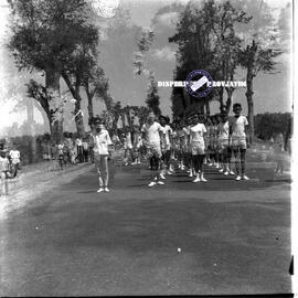 Barisan kontingen pada penyerahan bendera  PON VII Surabaya di Ngawi, 6 - 8 – 1969