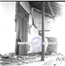 Kondisi bangunan yang rusak parah, foto  diambil setelah kejadian gempa bumi yang  melanda Malang...