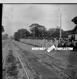 Peserta gerak jalan dari angkatan laut pada Peringatan Hari Pahlawan di Surabaya, 10 – 11 – 1956