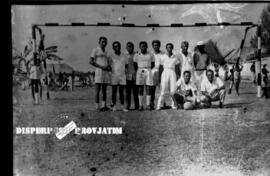 Foto sebuah tim sepak bola di sebuah lapangan pada peringatan Hari Maritim di Surabaya , 21 – 8 –...
