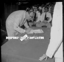 Penandatanganan penyerahan Jawatan Lalu Lintas Darat / Laut ke daerah di Surabaya, 26  – 1 – 1959