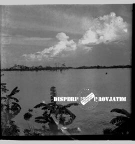 Tambak dan sawah penduduk yang  terendam dalam banjir Porong, 12 – 2 – 1959