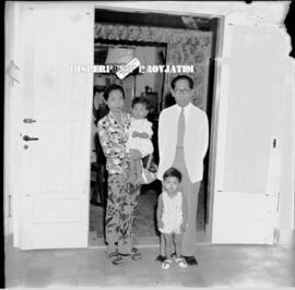 Kepala Djapen Djatim Moeljadi Notowardojo bersama istri dan anak-anaknya dalam batik show  di sur...