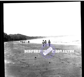 Rombongan orang-orang tengah berjalan di pantai blambangan, 2 s.d 5 – 5 – 1956