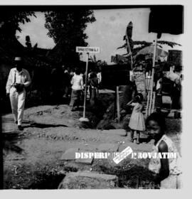 Kedatangan tim Kebersihan Nasional di Jl. Tambak Segaran Gang I di Surabaya, 18 – 7  – 1960