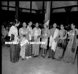 Acara foto bersama pada Peringatan Hari Kartini di Pendopo Kabupaten Surabaya, 21 – 4 – 1954