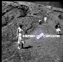 Wisatawan mancanegara tengah menuruni lereng kawang gunung bromo, pada Kasada, 24 – 6 – 1956