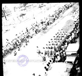 Barisan / parade dari PEMUDA DAN PELAJAR ketika melintas di sekitar tugu pahlawan pada peringatan...