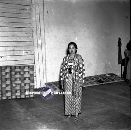 Foto seorang ibu dalam batik show  di surabaya, 16 – 12 – 1953