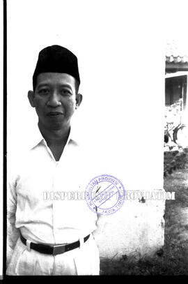 Foto seseorang dalam upacara peringatan HUT Kemerdekaan Republik Indonesia di Surabaya di Kantor ...