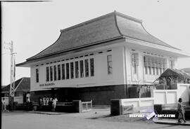Bank Indonesia ke-18 di Jember tanggal 8 Februari 1958 gambar gedung Bank Indonesia Jember (tampa...