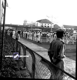 Suasana jalannya upacara peringatan Hari Maritim di depan kantor Gubernuran Surabaya, 21 – 8 – 1963