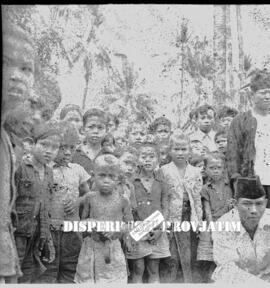 Anak-anak dan beberapa orang tua suku tengger, foto diambil pada Kasada, 24 – 6 – 1956