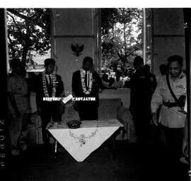 Ang Tjing Siang dan Tan Joe Hok saat diterima di Gedung Negara Grahadi Surabaya,  21 – 5 – 1964