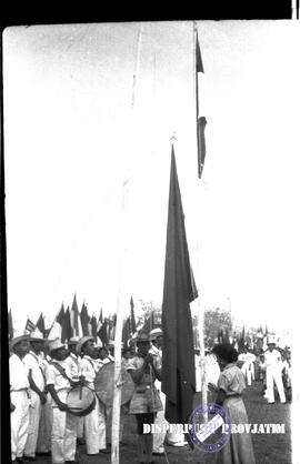 Upacara pengibaran bendera pada peringatan hari buruh di surabaya, 1 – 5 – 1955