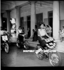 Peserta karnaval sepeda hias pada peringatan hari ibu ketika melintas di depan gedung negara grah...