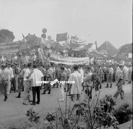 Suasana demonstrasi Anti Armada ke VII  Amerika Serikat (AS) di Surabaya, terlihat dengan membawa...