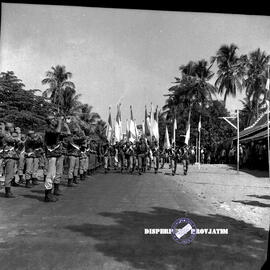 Upacara penyambutan kedatangan bendera PON VII Surabaya ketika berada di Kecamatan Mantingan, Nga...