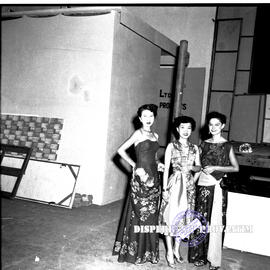 Tigas orang peragawati dalam batik show  di surabaya, 16 – 12 – 1953
