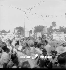 Suasana rapat raksasa PNI (partai nasional indonesia) di Surabaya, 30 – 1 – 1955