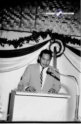 Bank Indonesia ke-18 di Jember tanggal 8 Februari 1958 para tamu undangan sedang antri memasuki g...