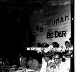 Suasana makan malam dengan Sekjen di CWB Bu Dar pada saat pameran CFI di Surabaya, tahun 1958