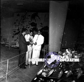 Kunjungan Sekjen di stand dari Irian Barat  pada pameran CFI di Surabaya, tahun 1958