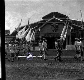 Barisan kontingen pembawa bendera PON  pada penyerahan bendera PON VII Surabaya  ketika melintas ...