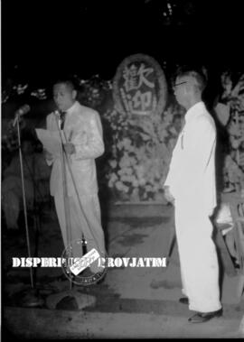 Suasana ramah tamah dengan Duta Republik Rakyat Tiongkok  (RRT) di Surabaya, 4 – 3 – 1955