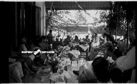 Acara ramah tamah dalam peringatan HUT Kemerdekaan RI ke 8 di gedung negara grahadi Surabaya, 17 ...