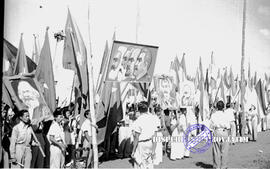Upacara Peringatan Hari buruh, tampak proses pengibaran bendera di sebuah lapangan di Surabaya, 1...