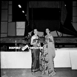 Dua orang peragawati dalam batik show  di surabaya, 16 – 12 – 1953
