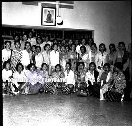 Acara foto bersama pada Peringatan Hari Kartini di Pendopo Kabupaten Surabaya,  Tanggal 21 – 4 – ...
