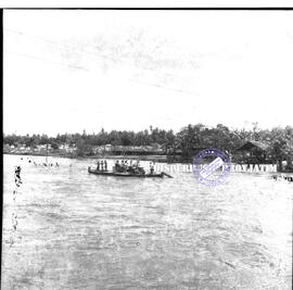 Tampak masyarakat dengan menggunakan sarana perahu tambang melintas sungai berantas pada saat ben...