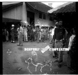 Kunjungan para pejabat ke sebuah instansi,  foto diambil setelah kejadian gempa bumi  yang meland...