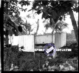 Foto pagar sumur di Sangkapura, Bawean Gresik, 26 – 8 – 1954