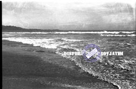 Pemandangan pantai blambangan, 2 s.d 5 – 5 – 1956