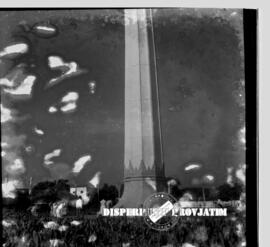 Suasana peletakan karangan bunga pada peringatan 10 Nopember 1958 / Hari Pahlawan di Tugu Pahla...