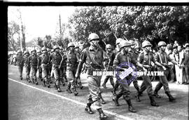 Kontingen peleton dari Angkatan Darat dalam pawai peringatan HUT Kemerdekaan Republik Indonesia d...