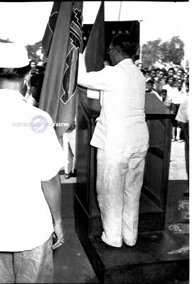 Seorang pejabat sedang menerima secara langsung bendera PON VII Surabaya di Ngawi, 6 - 8 – 1969