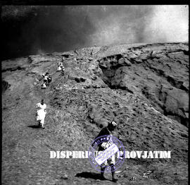 Wisatawan mancanegara tengah menuruni lereng kawang gunung bromo, pada Kasada, 24 – 6 – 1956