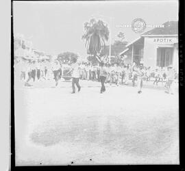 Suasana demonstrasi Anti Armada ke VII  Amerika Serikat (AS) di Surabaya, tahun 1964