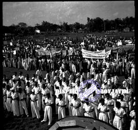 Suasana peringatan hari buruh disebuah lapangan di Surabaya, 1 – 5 – 1954