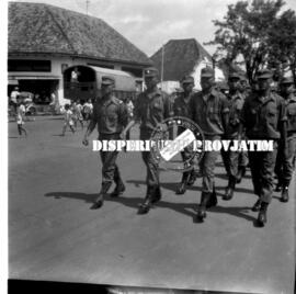 Barisan sukarelawan Irian Barat dari Jawa Timur di Surabaya, 16 – 2 – 1962