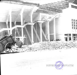 Stadion Tambaksari sedang dibangun: Tampak luar stadion Tambaksari yang sedang dibangun. Tahun 1960