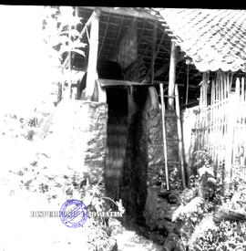 Pembangunan ke Djabung (Tumpang) Malang, tgl. 23 Maret 1957. Saringan air dari kincir air