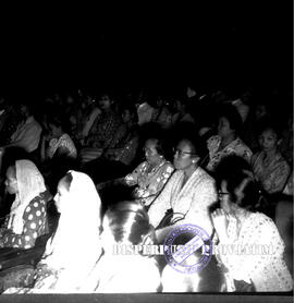 Fatmawati Soekarno, tampak sedang bercengkerama / ramah tamah dengan para peserta konggres PERWAR...