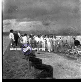 Rombongan pejabat sedang meninjau lokasi bencana alam banjir di Kediri, 3 – 1 – 1955