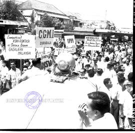 Suasana jalannya demontrasi Anti Malaysia, dengan membawa berbagai macam sepanduk di Surabaya, 20...