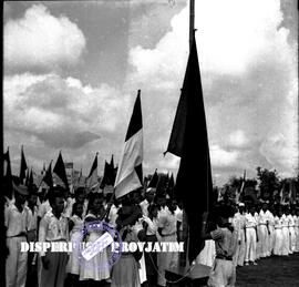 Upacara pengibaran bendera dalam rangka peringatan hari buruh di Surabaya, 1 – 5 – 1954